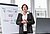 Frau präsentiert an Flipchart