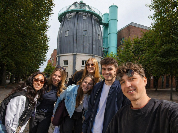 Gruppe von Freunden vor einem Gebäude