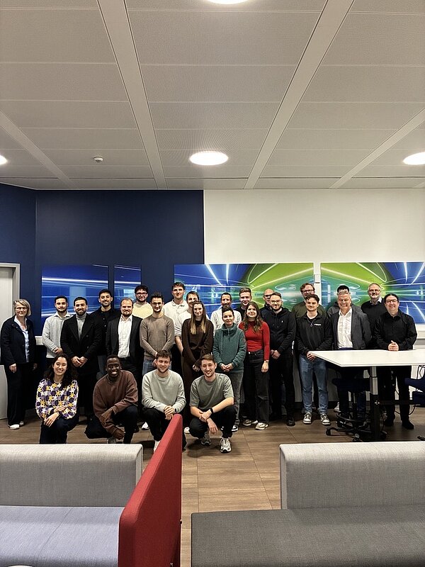 Gruppenfoto der Studierenden zusammen mit ihren Professoren beim Studienstart auf dem Provadis Campus