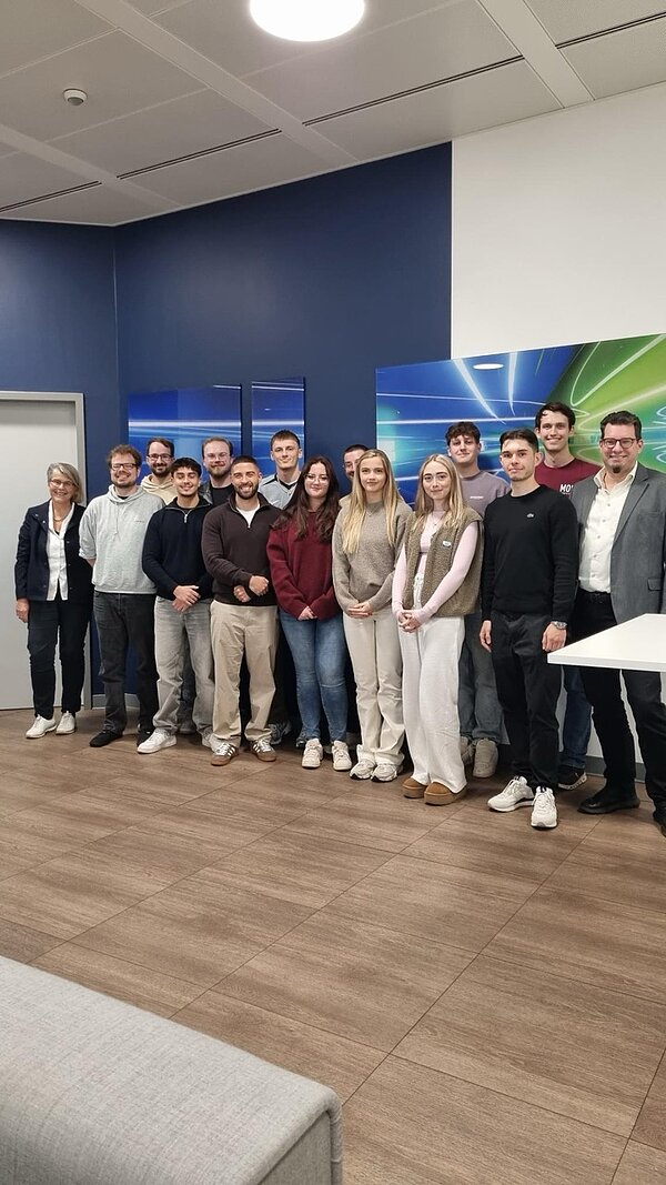 Gruppenfoto der Studierenden zusammen mit ihren Professoren beim Studienstart auf dem Provadis Campus
