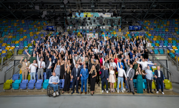 Gruppenfoto der Absolventen in der Süwag Arena