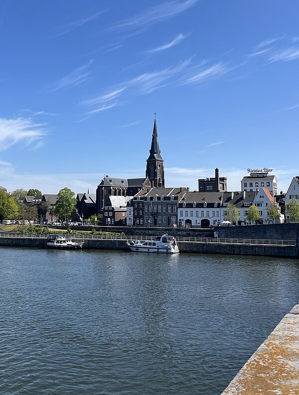 Flussansicht mit Häusern und Kirche