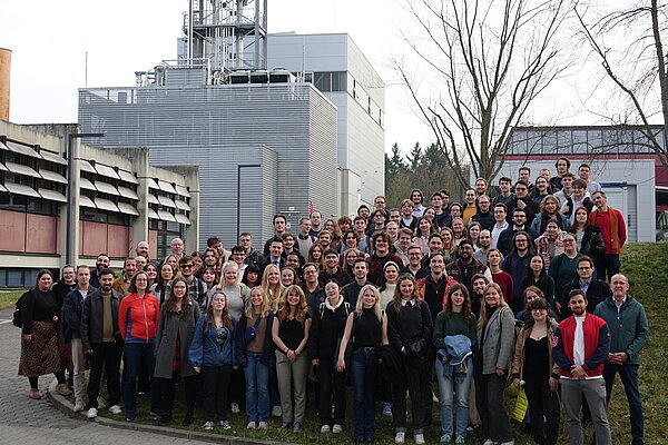 Gruppenfoto von vielen Menschen.