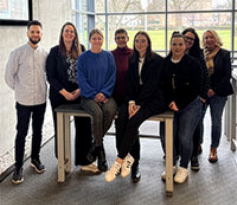 Gruppe von Menschen in einem modernen Raum