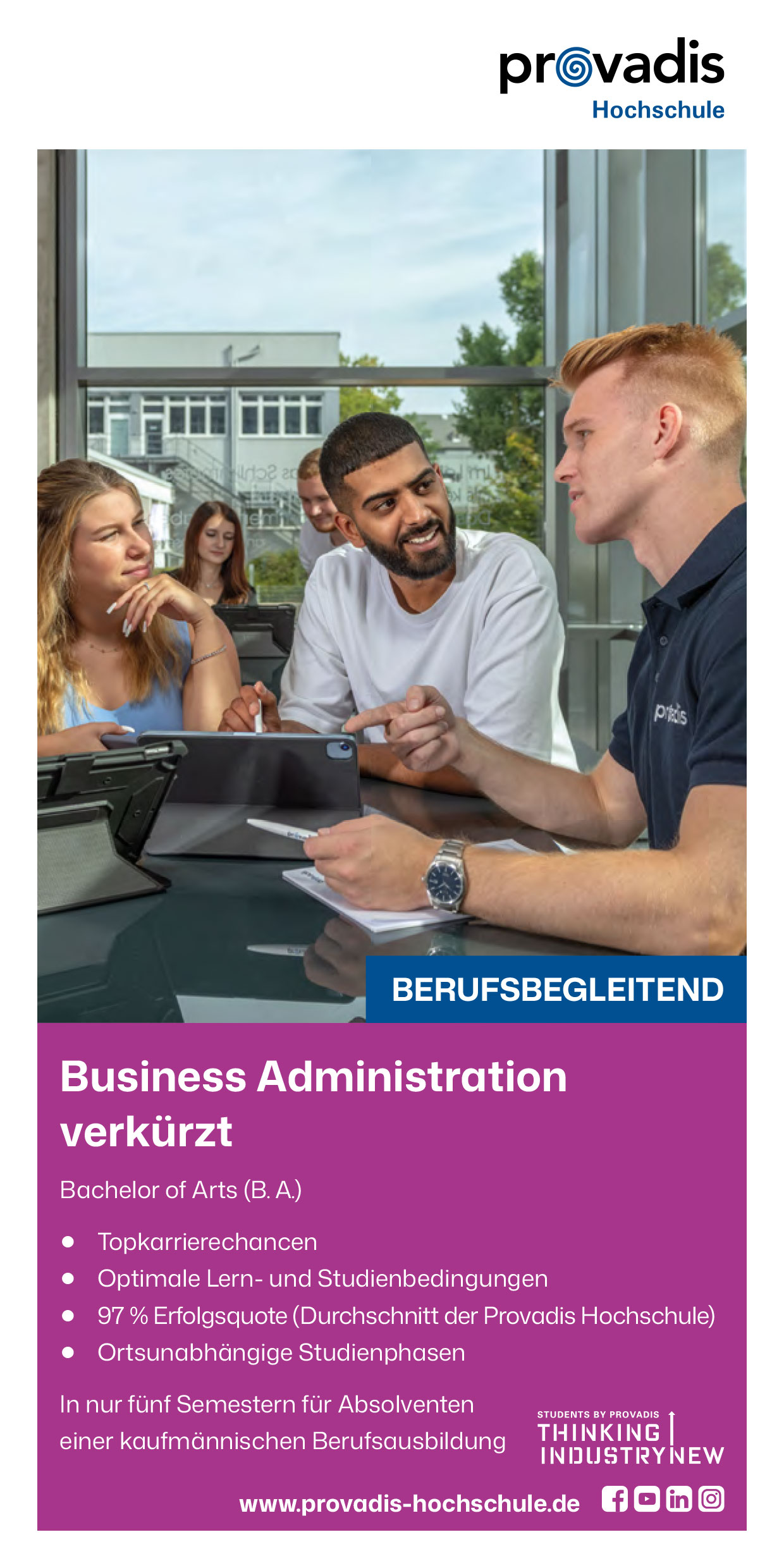Factsheet Bachelor Business Administration verkürzt berufsbegleitend Studierende diskutieren über Studium.
