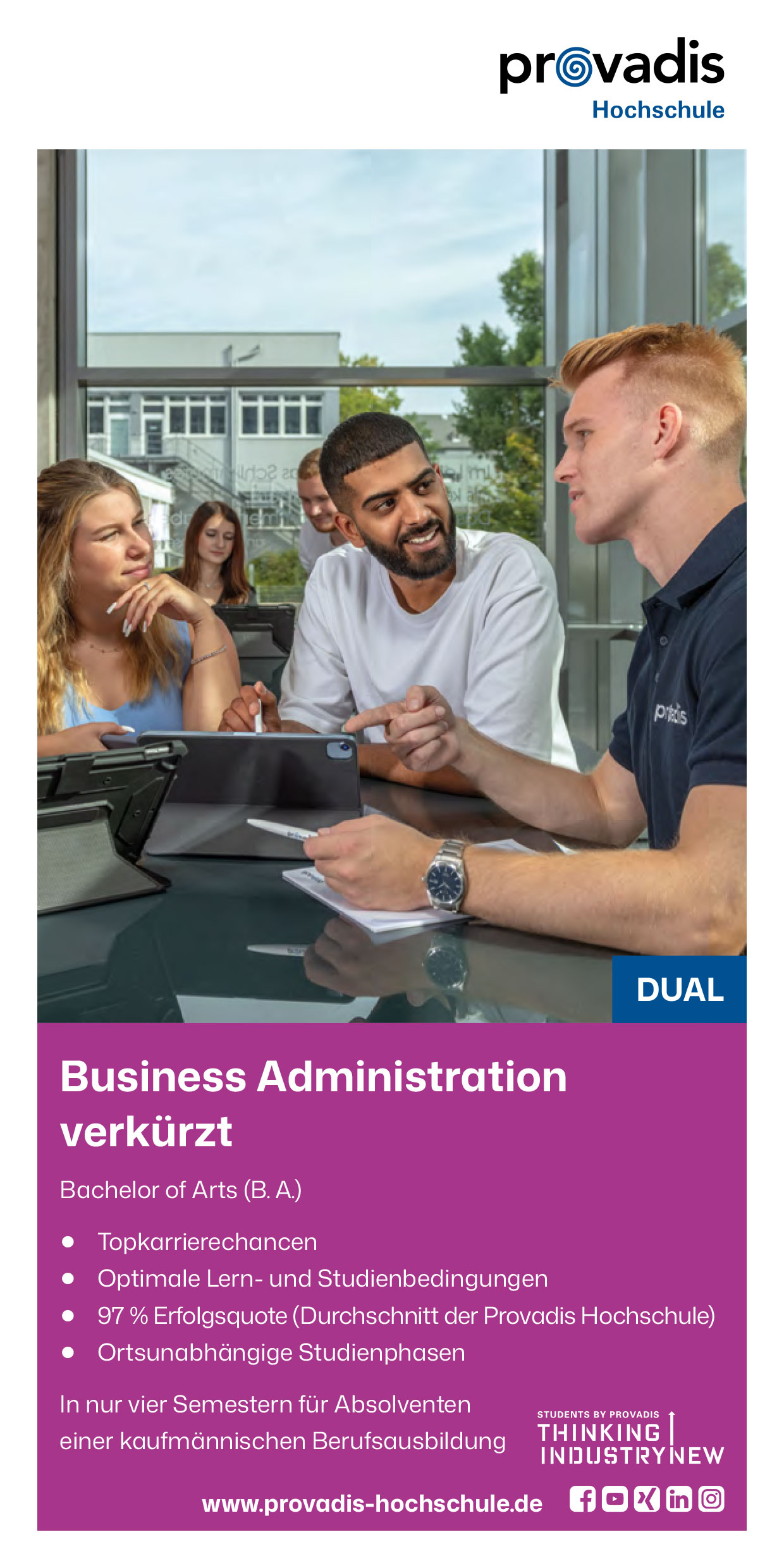 Factsheet Bachelor Business Administration verkürzt Studierende besprechen Studieninformationen.